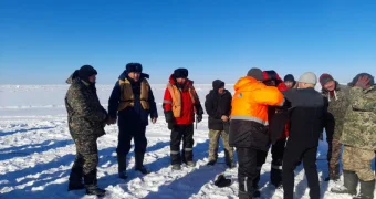 Авто с людьми ушло под лед на Алаколе: водитель утонул