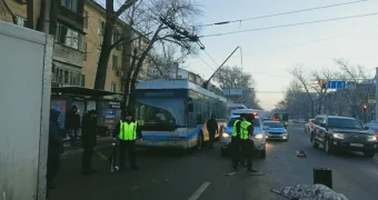 Водителя троллейбуса насмерть сбили в Алматы