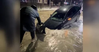 В Караганде два автомобиля провалились под асфальт