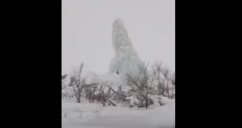 Огромный "ледяной айсберг" вырос из-под земли на окраине Караганды