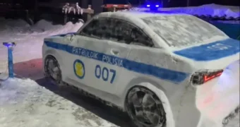 Казахстанец слепил из снега полицейский автомобиль