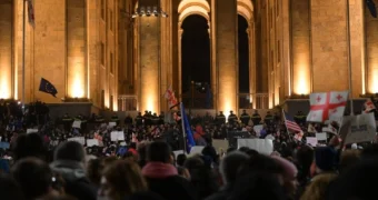 Протестующие в Тбилиси вступили в столкновение со спецназом