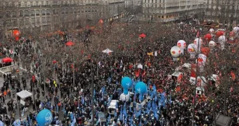 Во Франции не утихают протесты против пенсионной реформы: в Париже задержали 46 демонстрантов