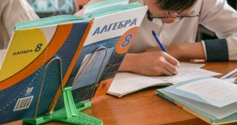 Родители устроили бунт против "шестидневки" в Карагандинской области