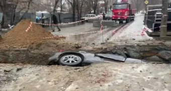 Автомобиль с родителями и ребенком провалился в траншею в Костанае