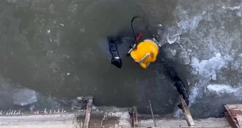 «По пояс в ледяной воде». Видео, как спасатели восстанавливают подачу воды в Атырау, появилось в соцсетях