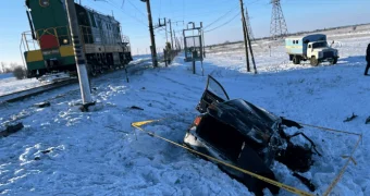 Lexus столкнулся с электровозом в Акмолинской области: Есть погибший и пострадавший