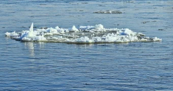 Отколовшаяся льдина унесла рыбаков в море на Сахалине