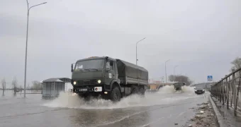 Набережную озера Пестрого затопило в Петропавловске, вода идет к домам и дачам