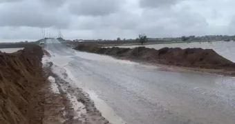 Вода вплотную подошла к трассе в Атырауской области. ВИДЕО