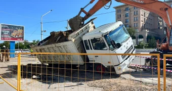 Кто будет восстанавливать поврежденный асфальт возле здания «Три богатыря» в Актау