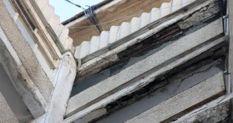 Плита перекрытия девятиэтажки обваливается в Актау