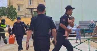 В Актау спасатели вынесли из горевшей квартиры троих детей