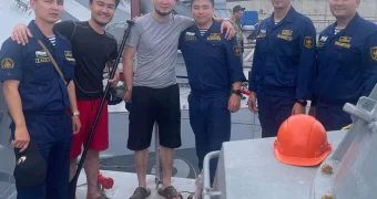 Спасших людей в открытом море военных моряков встретили в порту Актау