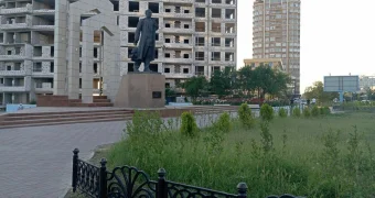 Куда исчезают ограждения у памятника в Актау