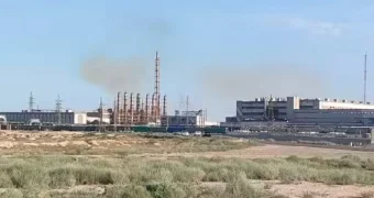 Жители Актау снова зафиксировали желтый дым над АО «КазАзот»