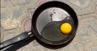Жительница Актау пыталась приготовить яичницу на раскаленной от солнца сковороде