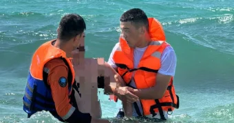 В Актау спасли купавшегося в запрещенном месте мужчину