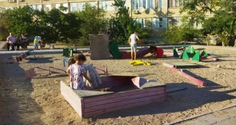 Демонтаж детской площадки вызвал опасения среди родителей в Актау
