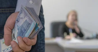 Взятка в 3 млн тенге: в Актау замначальнику миграционной полиции ужесточили наказание