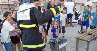 Спасатели Актау отловили змею на детской площадке