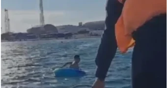 В Мангистау на надувном круге унесло в море подростка