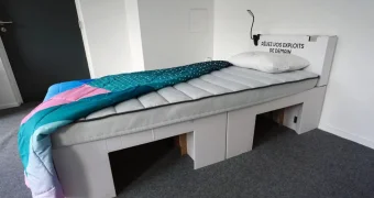 В Олимпийской деревне в Париже спортсмены спят на кроватях из картона