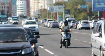 Охота на скутеристов в Актау: могут ли полицейские применять физическую силу?