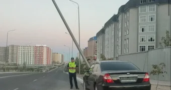 В Актау водитель врезался в фонарный столб