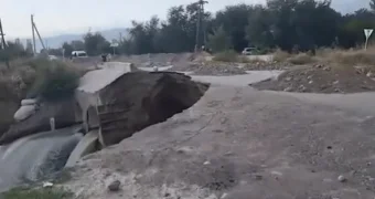 Дорога вдоль БАК обрушилась под Алматы. ВИДЕО