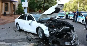 Угодил в ловушку: в Алматы водителя извлекали из собственной машины после ДТП