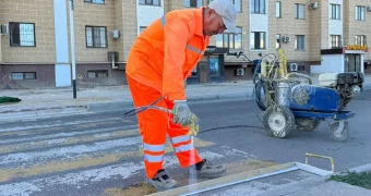 В Актау благоустроили пешеходные дорожки вокруг 34 образовательных учреждений