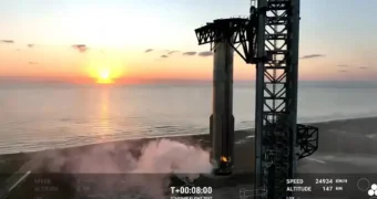 SpaceX совершила историческую посадку самой мощной ракеты в мире