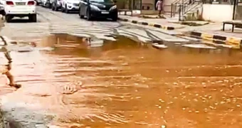 Улицы затопило ржавой водой в Актау