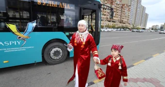 В Актау прошел парад национальной одежды