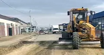 Чиновники пообещали за месяц уложить дорогу в пригороде Актау