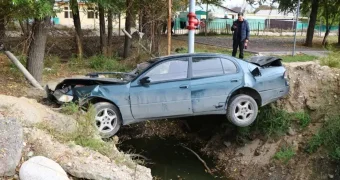 В Алматы девушка на Lexus пыталась на скорости перелететь через канаву