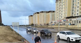 С улиц Актау откачали 350 кубометров дождевой воды