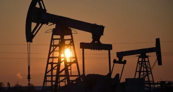 Россия и Казахстан пообещали компенсировать лишнюю добычу нефти