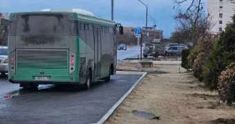 Жители Актау жалуются на отсутствие обустроенной автобусной остановки