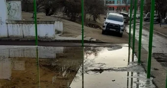 Площадка утопает в воде: недовольство работой подрядчика выразили жители Актау