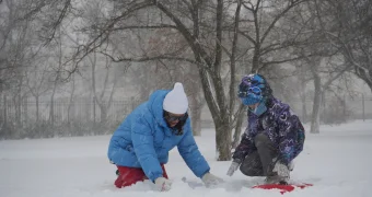 Как жители Актау встретили первый снег