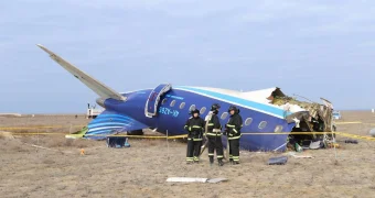 Самолет рухнул под Актау: Azerbaijan Airlines организовала горячую линию