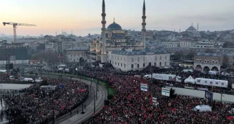 Жители Турции вышли на улицы с мощным протестом