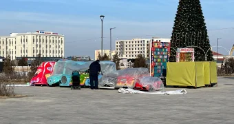 «Базар-вокзал»: жители Актау возмущены незаконной торговлей возле новогодней ёлки