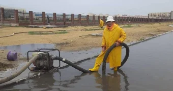 С улиц Актау откачали 110 кубометров дождевой воды