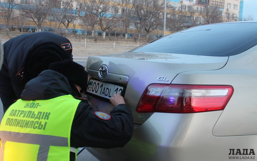 Инспекторы МПС снимают подложные номера у нарушителя