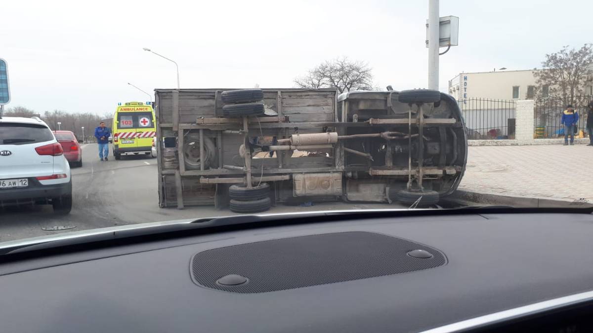 В Актау перевернулся автомобиль