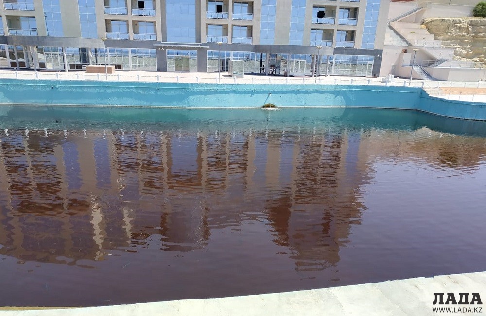 Вода актау доставка. Осетровый пол в отеле Актау.