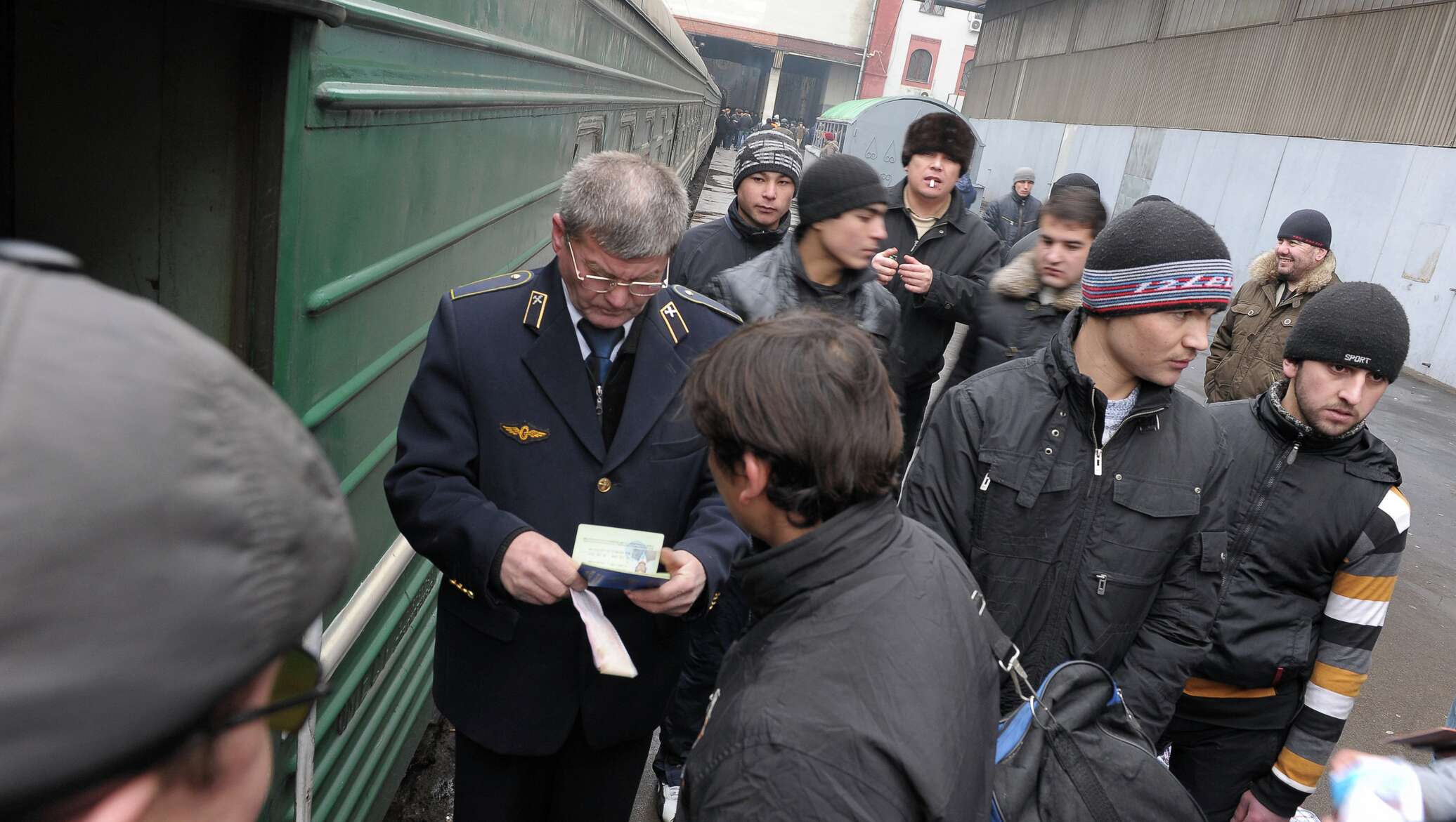 Депортация таджиков из москвы. Преступность мигрантов. Мигранты Таджикистана. Таджики мигранты.